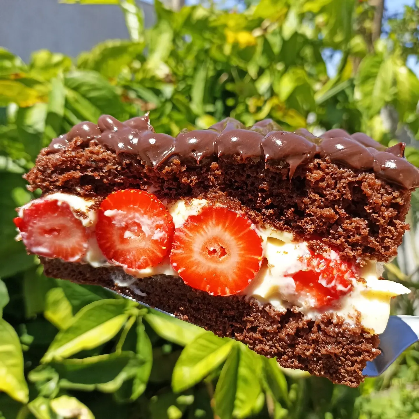 Já pensou na sobremesa de hoje? 🍓 nós vamos de fatia bombom de morango e você?